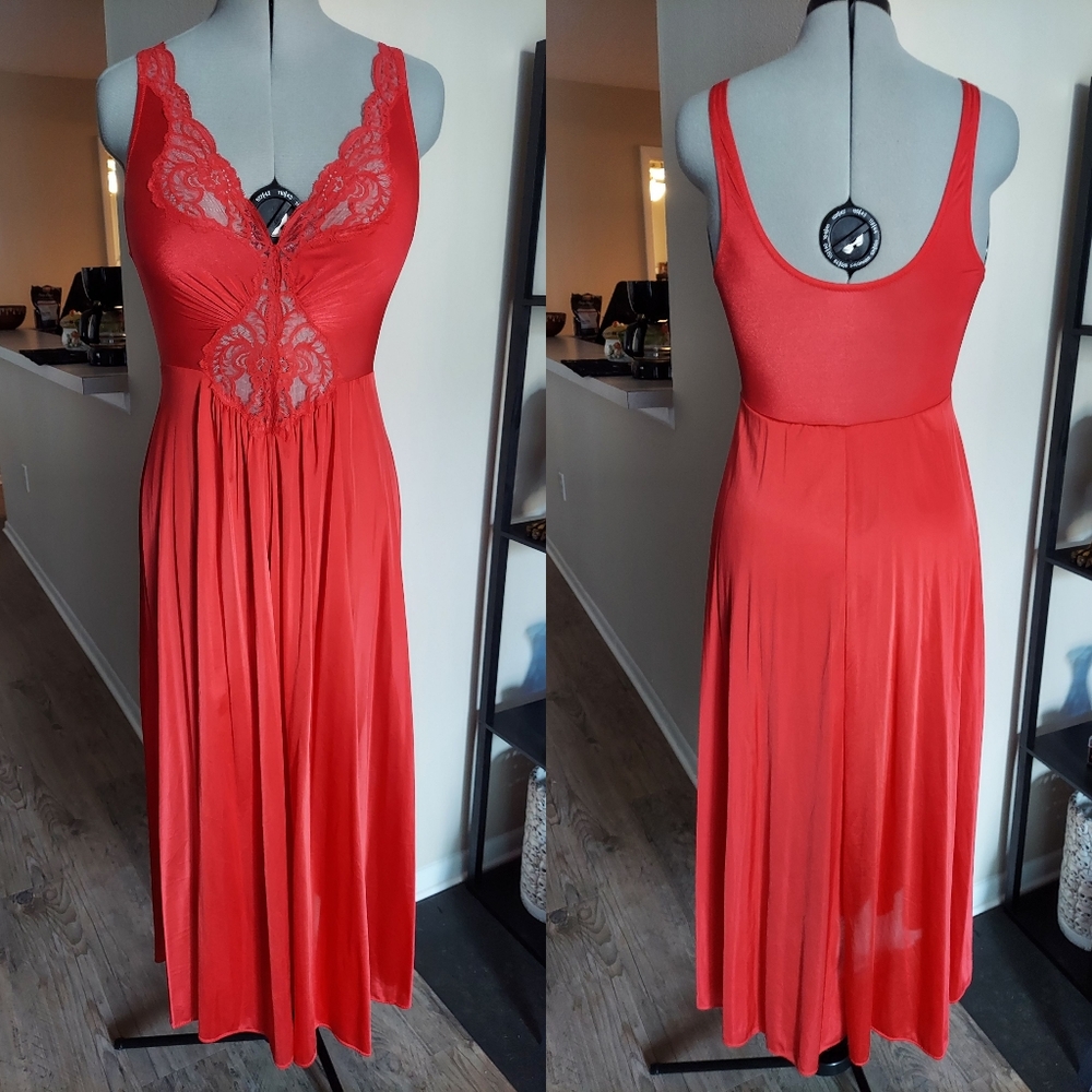VINTAGE Olga 92150 full sweep pegnoir size L